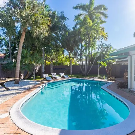 Newly Renovated Pool, Hot Tub, & Epic Backyard Villa
